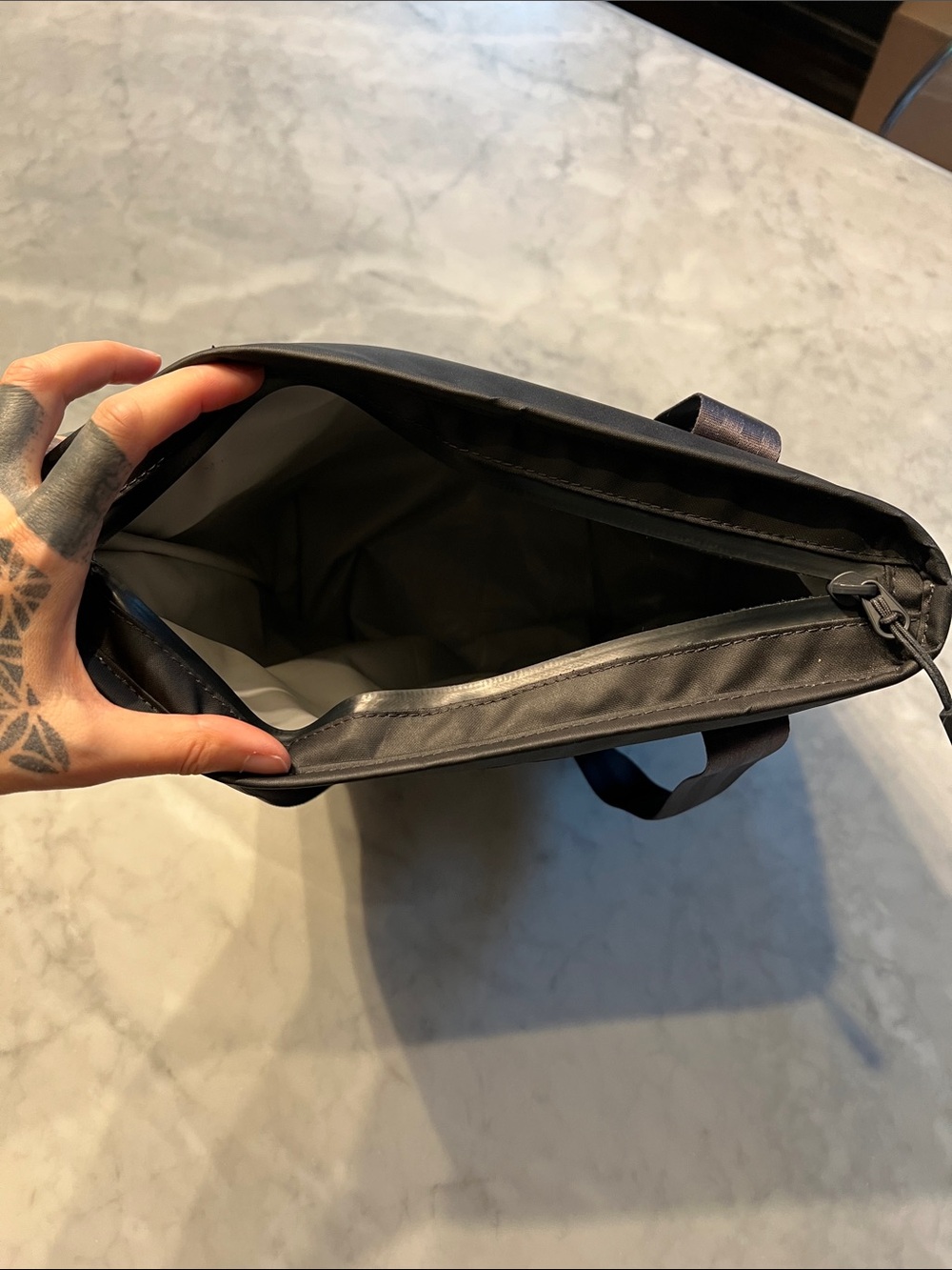 Hydroflask insulated tote bag. Personal lunch size. Black. - Picture 4 of 7